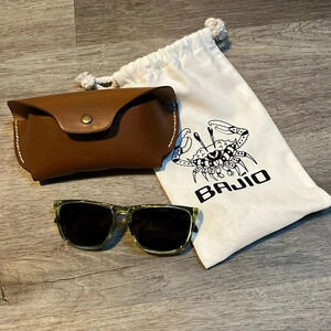 Bajio Calda women’s polarized sunglasses with leather case and carry bag - green